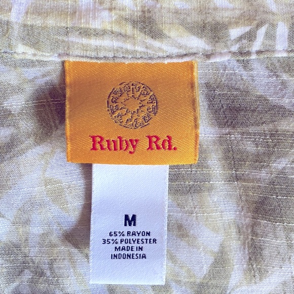 Pretty blouse. Sized M but will fit L - Picture 4 of 5